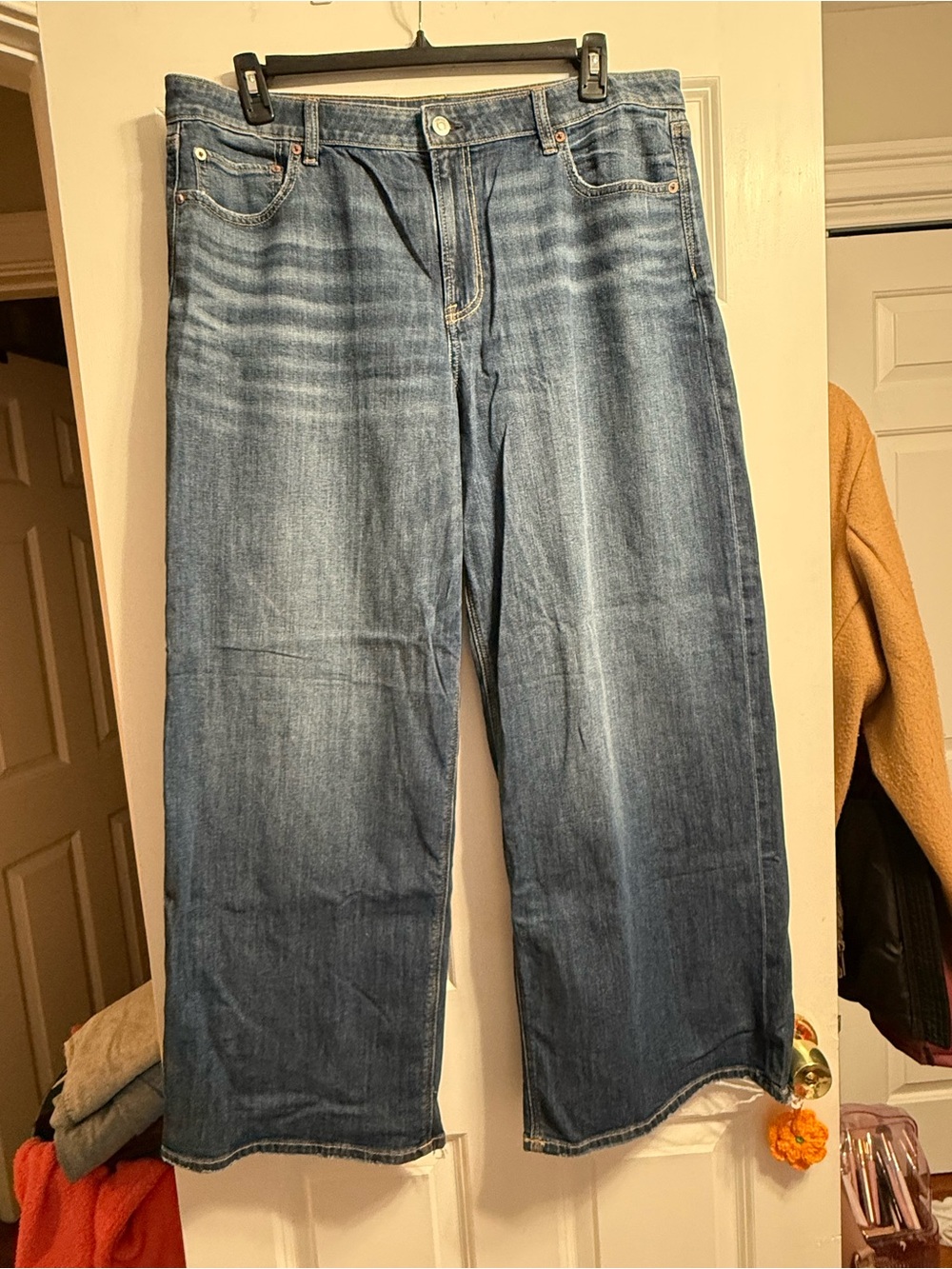 American Eagle Outfitters Wide-Leg Jeans in Medium Blue Wash